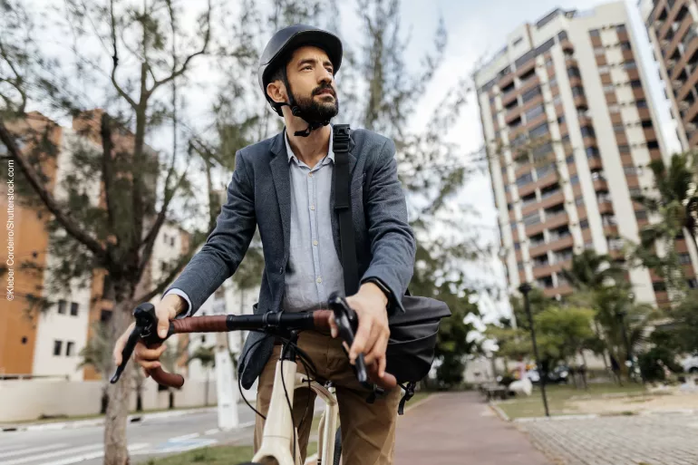 Man op fiets met helm