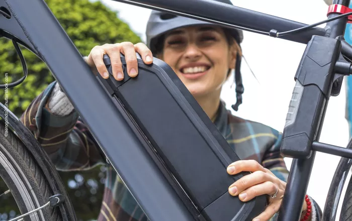 Vrouw met elektrische fiets
