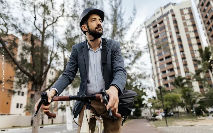 Man op fiets met helm
